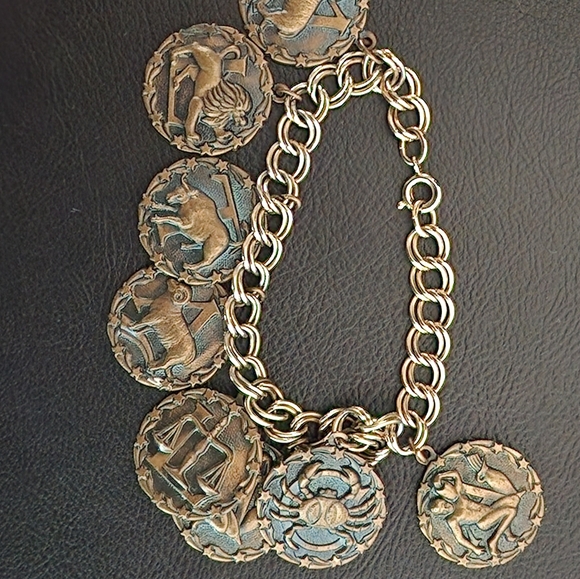 Vintage 1970s zodiac charm bracelet - Picture 4 of 4